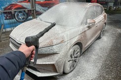 Zobaczysz to na swoim aucie? Od razu jedź na myjnię, w tym przypadku czas to pieniądz