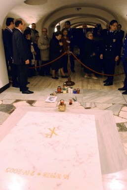 VATICAN-POPE-CRYPT