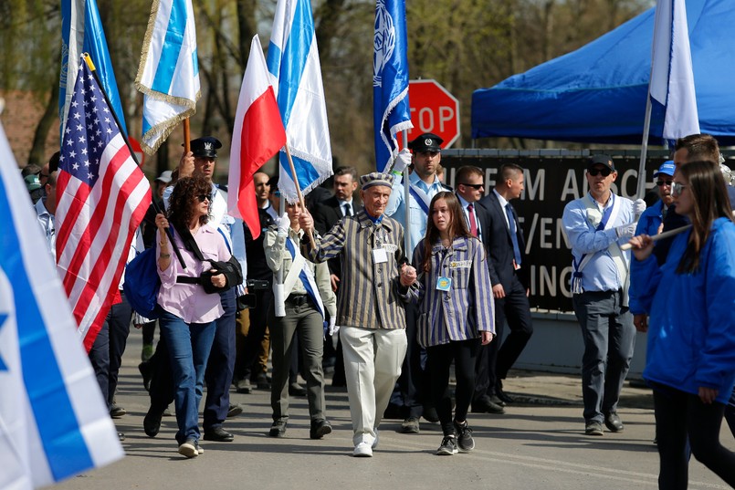 Sygnałem do wymarszu był dźwięk szofaru, instrumentu liturgicznego z baraniego rogu. Przemarsz trzykilometrową "drogą śmierci" pomiędzy obozami jest wyrazem hołdu, jaki uczestnicy składają ofiarom Holokaustu. Przy pomniku w byłym obozie Birkenau, który znajduje się pomiędzy ruinami dwóch największych krematoriów, odbędzie się główna ceremonia upamiętniająca zgładzonych. Przemówią m.in. prezydenci Duda i Riwlin.