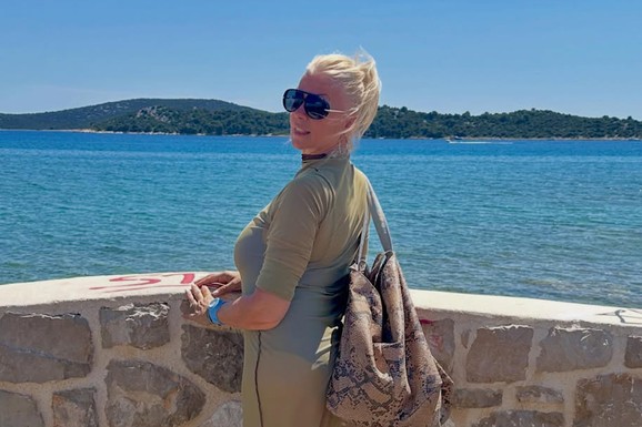 SPAKOVALA KOFERE I POBEGLA IZ BEOGRADA Bivša žena Jovana Memedovića se baškari na moru: Pozirala u PROVIDNOJ HALJINI na plaži