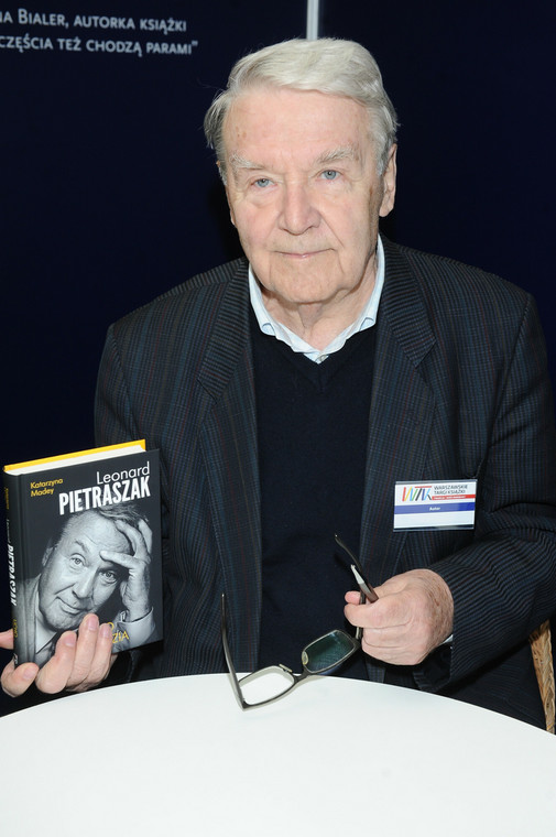 Leonard Pietraszak ze swoją autobiografią podczas Targów Książki w Warszawie w 2015 r. 
