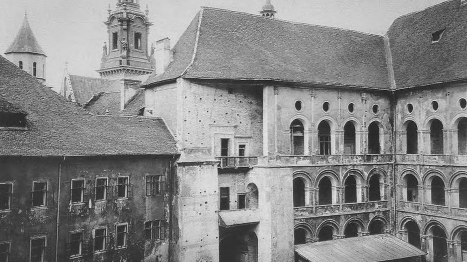 Dziedziniec Wawelu na początku XX wieku. Widok na tak zwane Kuchnie Królewskie (z lewej) i skrzydło zachodnie z apartamentem nad bramą. To tę część zabudowań zamkowych zajęto na potrzeby przytułku