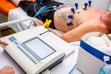 A műszeres vizsgálatokat általában a nyugalmi 12 elvezetéses EKG vizsgálat indítja, amely kimutatja a különböző ritmuszavarokat, vezetési zavarokat és egyéb eltéréseket is. A terhelésre jelentkező ritmuszavar, illetve a szív-vérellátási zavar a szív terheléses EKG vizsgálatával diagnosztizálható.