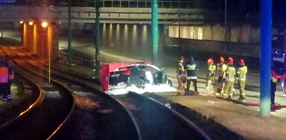 Koszmar w Poznaniu. Auto uderzyło w słup. Dwie osoby spłonęły!