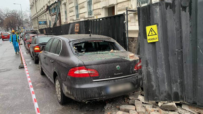 Ugye, Ön sem parkolt ide? Leállították a Radetzky-laktanya bontását a Bem-téren, történt ugyanis egy „kis” baj – fotók