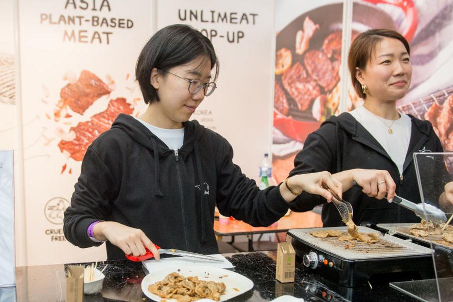 Unlimeat to wegańska alternatywa dla wołowiny prosto z Korei Południowej. Potrawa przygotowana jest na bazie zbóż, owsa i orzechów. Prezentacja podczas Plant Powered Expo 2020, 2.02.2020, Londyn