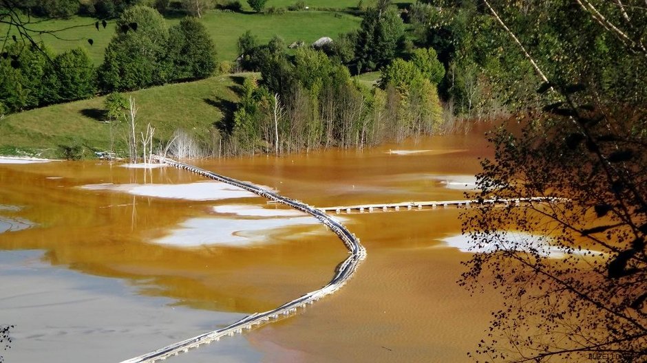 Toksyczne jezioro, źródło: blizejidalej.pl