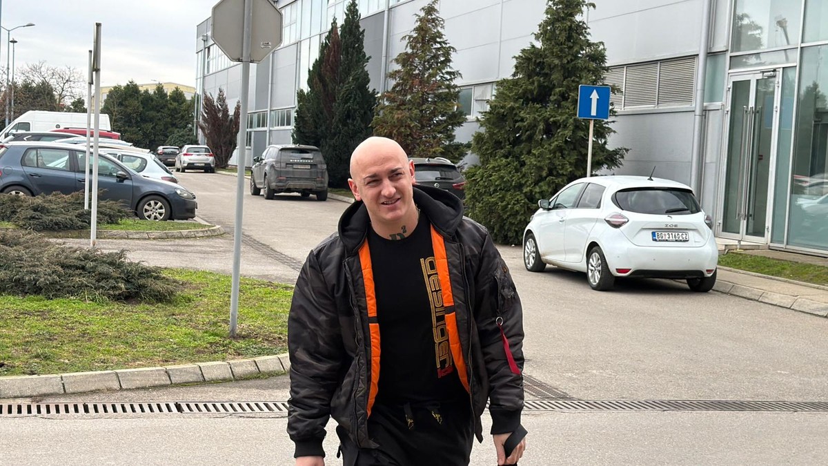 SKANDAL ISPRED PINK TELEVIZIJE Desingerica kao furja besnom mašinom uleteo na parking, nastao haos: "Baš me briga, rekao sam"  Kép