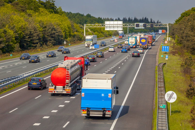 Nowela zakłada ponadto likwidację szlabanów na państwowych autostradach, co zwiększy płynność ruchu.