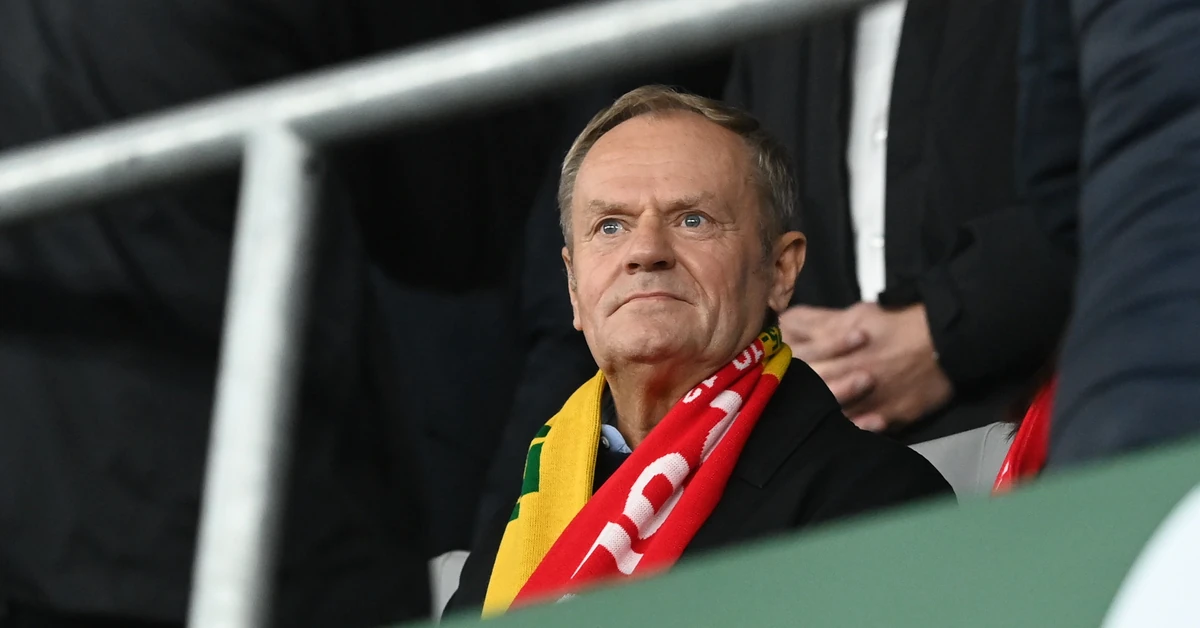 Donald Tusk wygwizdany na meczu z Litwą. Skandaliczny transparent pod adresem premiera rządu