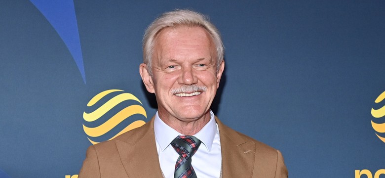 Cezary Pazura siwy i z wąsem. Aktor zaskoczył metamorfozą [FOTO]