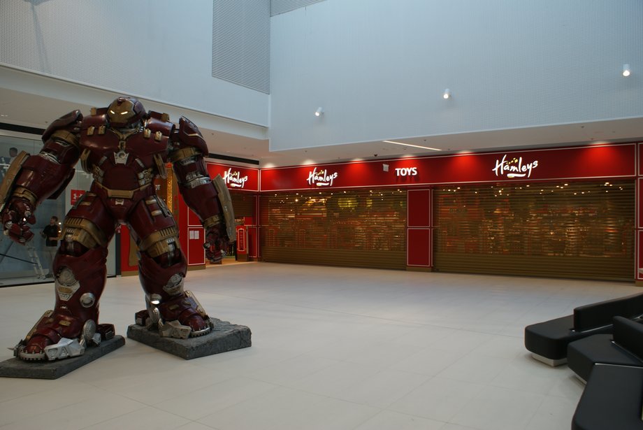 Hamleys – przed wejściem do sklepy w Galerii Północnej stoi ogromna figura