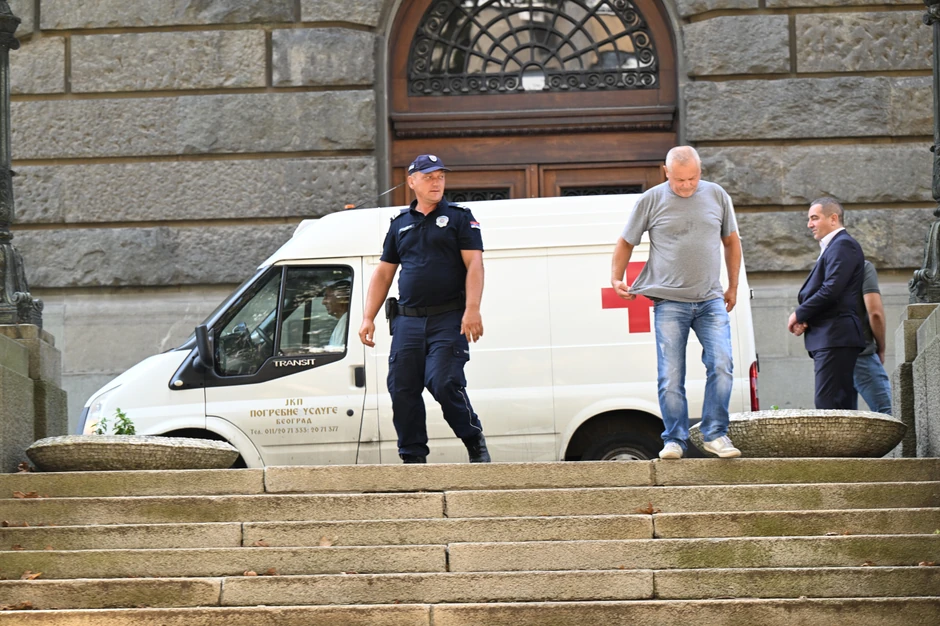 Nakon uviđaja telo je odvezeno pogrebnim kolima