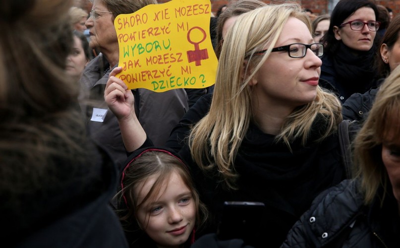 Czarny protest przed siedzibą PiS