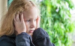 Psycholog o depresji: Dziecko może mieć duże problemy na miarę jego świata [WIDEO]