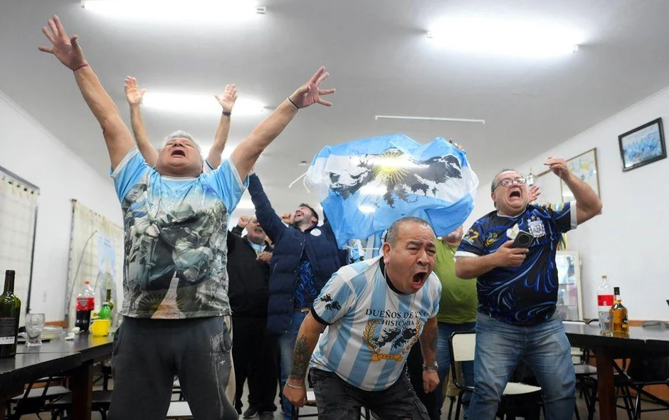 Argentinski veterani Folklandskog rata ovako su u Buenos Ajresu dočekali kraj utakmice polufinala Svetskog prvenstva | Foto: REUTERS/Martin Cossarini