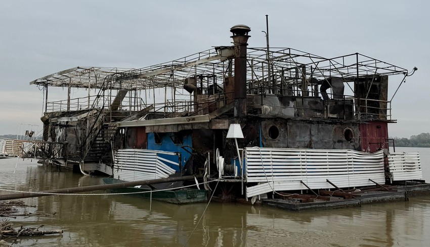 Izgoreo splav na Dunavu u Grockoj