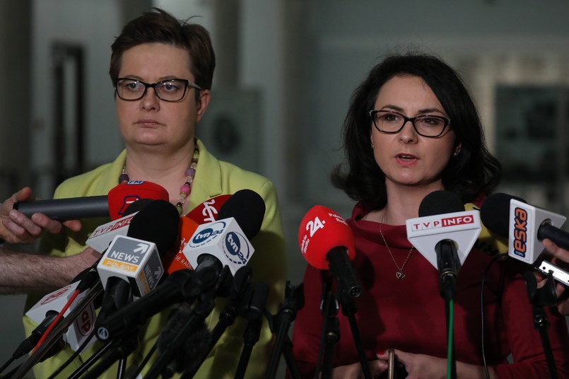 Będziemy wnioskowali do marszałek Sejmu Elżbiety Witek o pilne zwołanie komisji sprawiedliwości i praw człowieka w tym temacie - zapowiedziała na wtorkowej konferencji prasowej posłanka KO Kamila Gasiuk-Pihowicz.