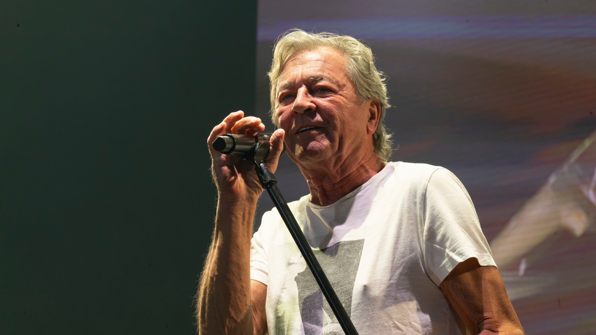 Spevák anglickej rockovej skupiny Deep Purple Ian Gillan vystupuje počas koncertu v Bratislave. 