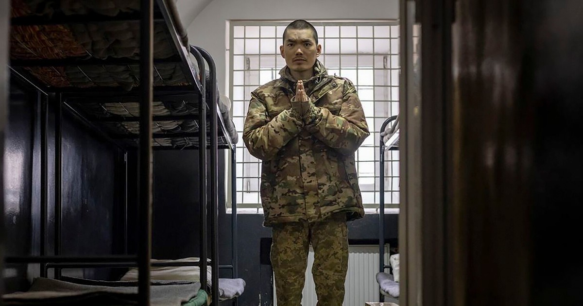 "Jesteś twardym facetem". Rosjanom kończy się mięso armatnie, dlatego szukają rekrutów w Chinach. Oto metody reżimu