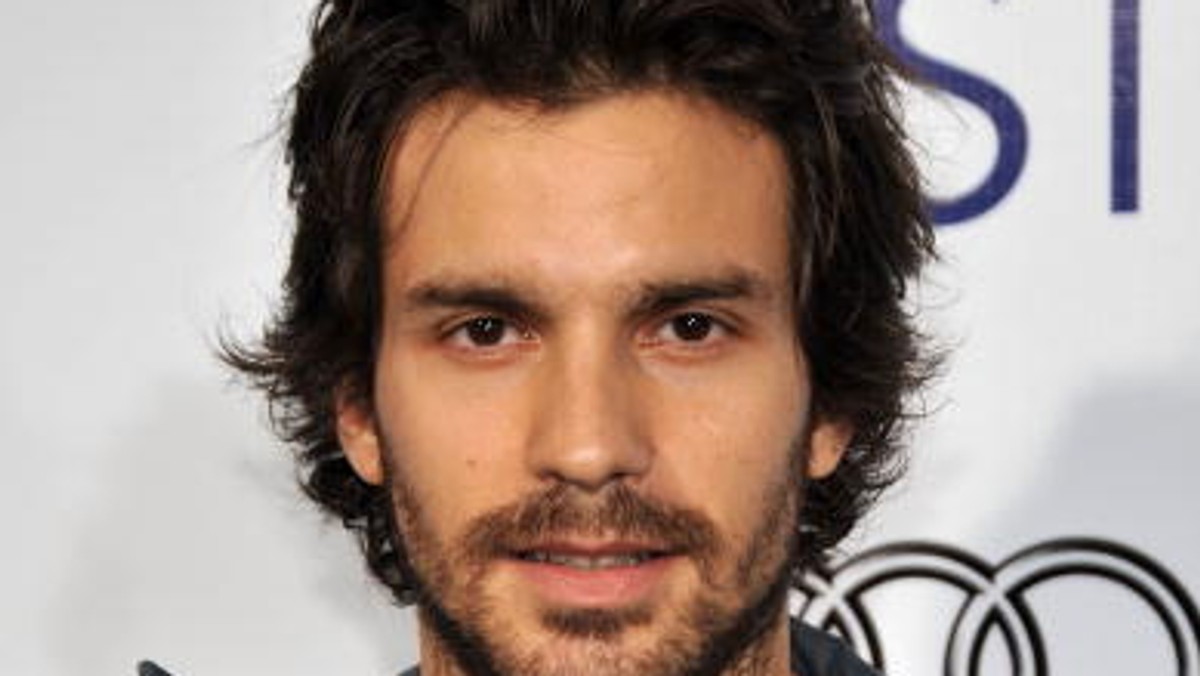 Santiago Cabrera, czyli pochodzący z Wenezueli aktor znany z przede wszystkim roli malarza Izaaka Mendeza w "Herosach", wystąpi w pilocie serialu "Alcatraz". Projekt wyprodukuje dla telewizji Fox sam J.J.Abrams ("Zagubieni", "Star Trek").