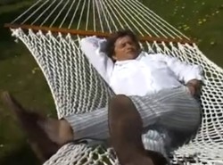 Palikot buja się w hamaku i drwi z szefa PiS