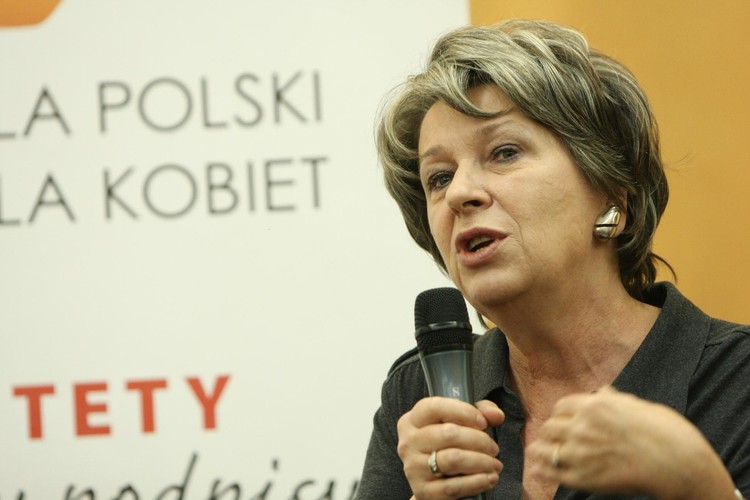 <b>Irena Eris </b><br>Właściwie Irena Szołomicka-Orfinger, uchodzi za najskromniejszą polską bizneswoman. Oprócz sprzedaży kosmetyków, zarabia też na laboratorium kosmetycznym i sieci hoteli Spa. <br>Odznaczona Orderem Gwiazdy Solidarności Włoskiej i prestiżową Perłą Biznesu. <br>
<b>Posiada majątek szacowany na 400 milionów złotych. </b>