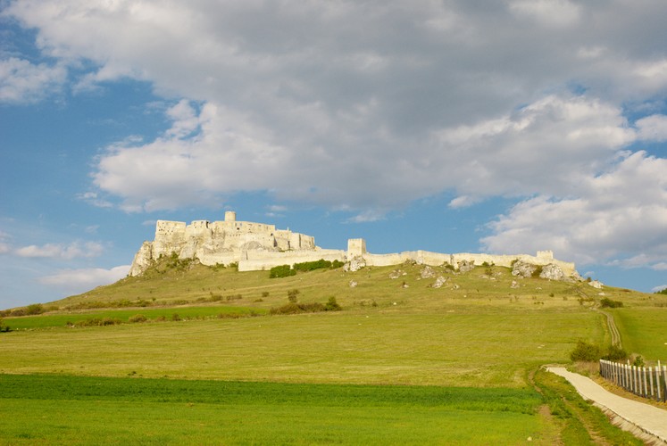 <strong>6. Spiski zamek</strong>
<br><br>
Zamek Spiski wraz ze Spiskim Podzamczem oraz Kapitułą Spisą tworzy jeden największych kompleksów zamkowych w Europie Środkowej. Obiekt zajmujący powierzchnię ponad 4 ha wpisany został na listę dziedzictwa światowego UNESCO.