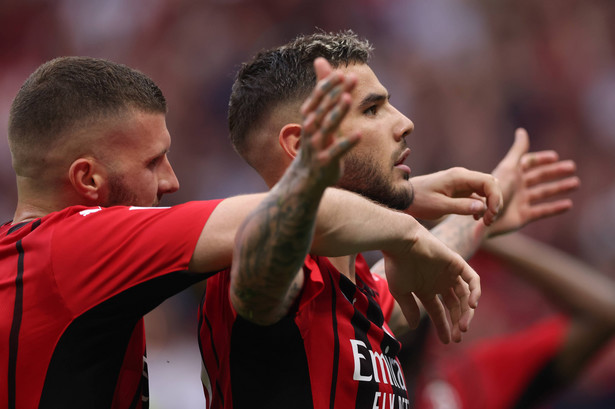 Piłkarze AC Milan Ante Rebic (L) i Theo Hernandez (P)