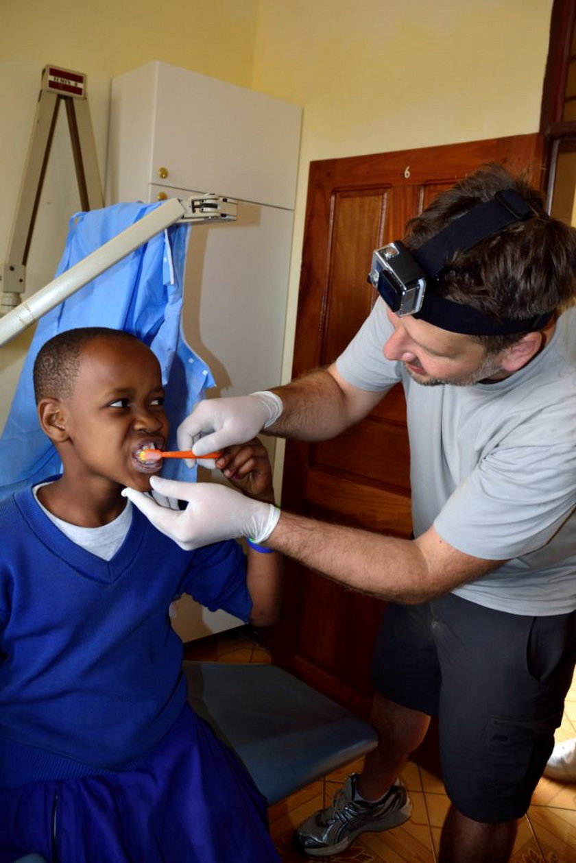 Poznańscy dentyści uczyli dzieci w Tanzanii