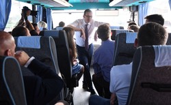 "Dotrzymujemy słowa w rządzie, dotrzymamy w samorządzie". PiS-busy ruszają w kampanijną trasę