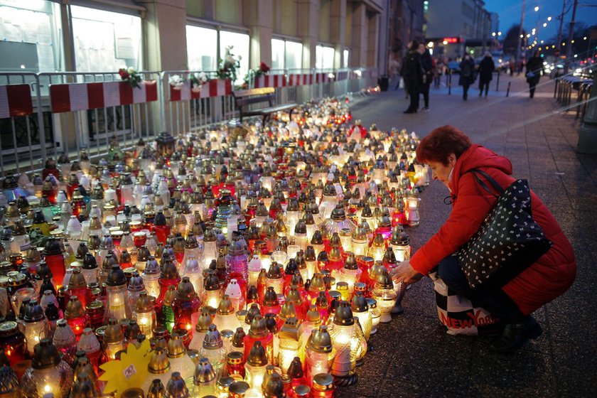 Polacy oddają hołd tragicznie zmarłemu prezydentowi. Poruszające zdjęcia