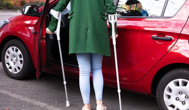 Žena na štakama - ilustracija