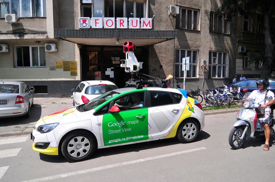 Gugl automobil na ulicama Novog Sada