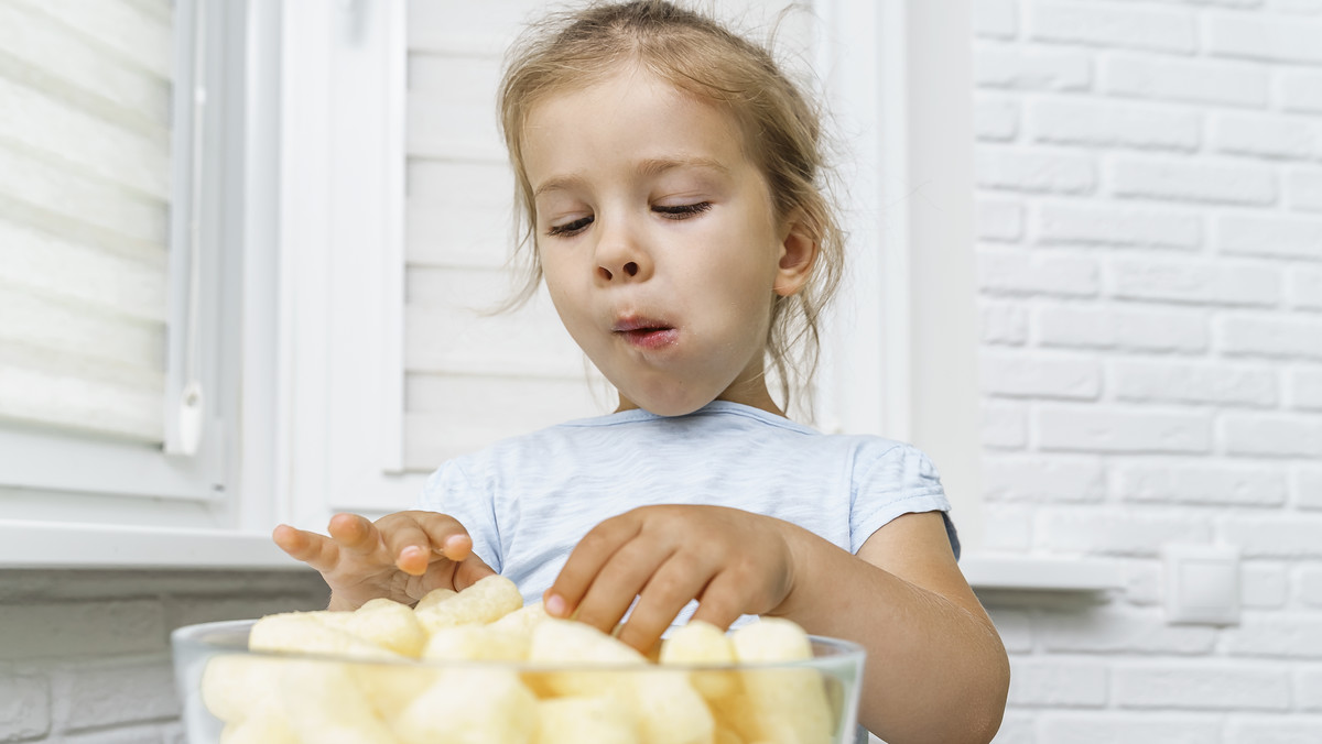 Chrupki kukurydziane: kcal, skład, czy są zdrowe? Od kiedy podawać dziecku?