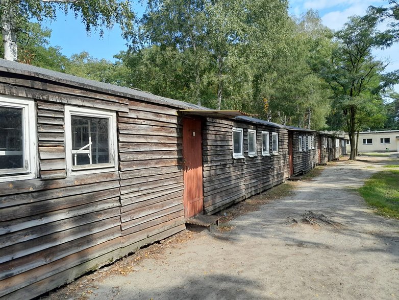 Tak wyglądają drewniane baraki, w których kwaterowani są żołnierze szkolący się w Ośrodku Szkolenia Poligonowego Wojsk Lądowych w Żaganiu.