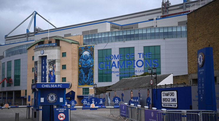 A londoni Stamford Bridge stadion bejárata 2022. február 28-án. A Chelsea tulajdonosa, az orosz Roman Abramovics a klub jótékonysági alapítványának kezébe adta a labdarúgó Bajnokok Ligájában címvédő Chelsea irányítását. Vlagyimir Putyin orosz elnök február 24-én rendelte el katonai művelet végrehajtását Ukrajnában. / Fotó: MTI/EPA/Neil Hall