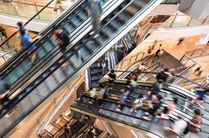 Galerie i centra handlowe odbijają się od dna. Ale ruch w nich wciąż na minusie