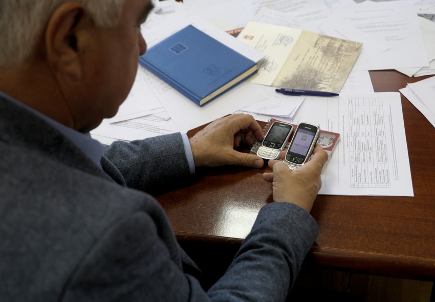 I dalje koristi "ciglu" od telefona, poštuje nove tehnologije, ali mu je draži lični razgovor