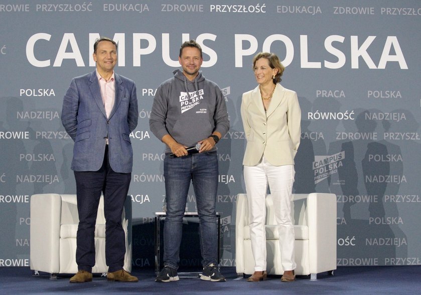 Ówczesny europoseł Radosław Sikorski (L), pisarka i dziennikarka, a prywatnie żona Sikorskiego Anne Applebaum (P) oraz prezydent Warszawy Rafał Trzaskowski (C) podczas panelu "Wyzwania geopolityczne świata - USA, Chiny, Rosja, UE" w ramach Campusu Polska Przyszłości w 2021 r.