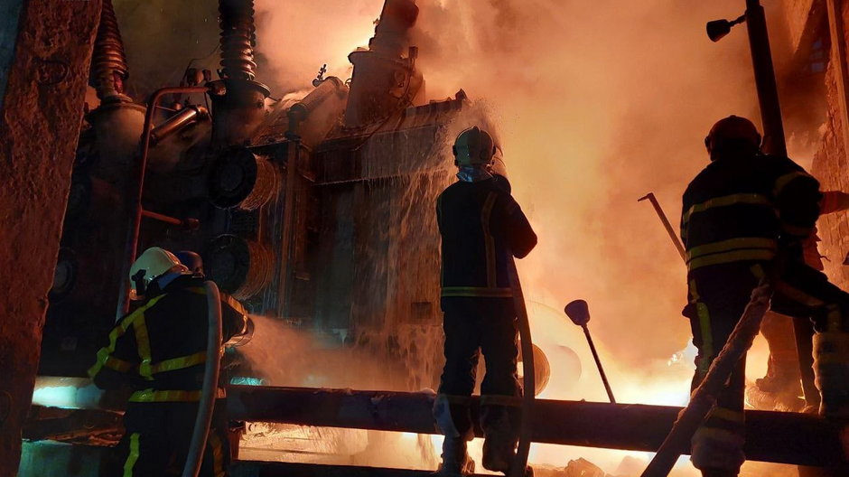 Gaszenie pożaru trafionej przez Rosjan podstacji transformatorowej przez ukraińskich strażaków.