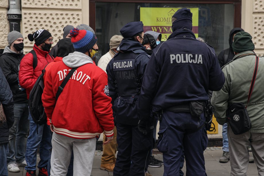 W wielu miejscach, jak przy ul. Wareckiej w Warszawie, w pobliżu tłumów pojawili się policjanci