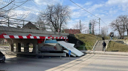Bútorokkal teli teherautó szorult a HÉV alatti átjáróba Szigetszentmiklóson – fotók