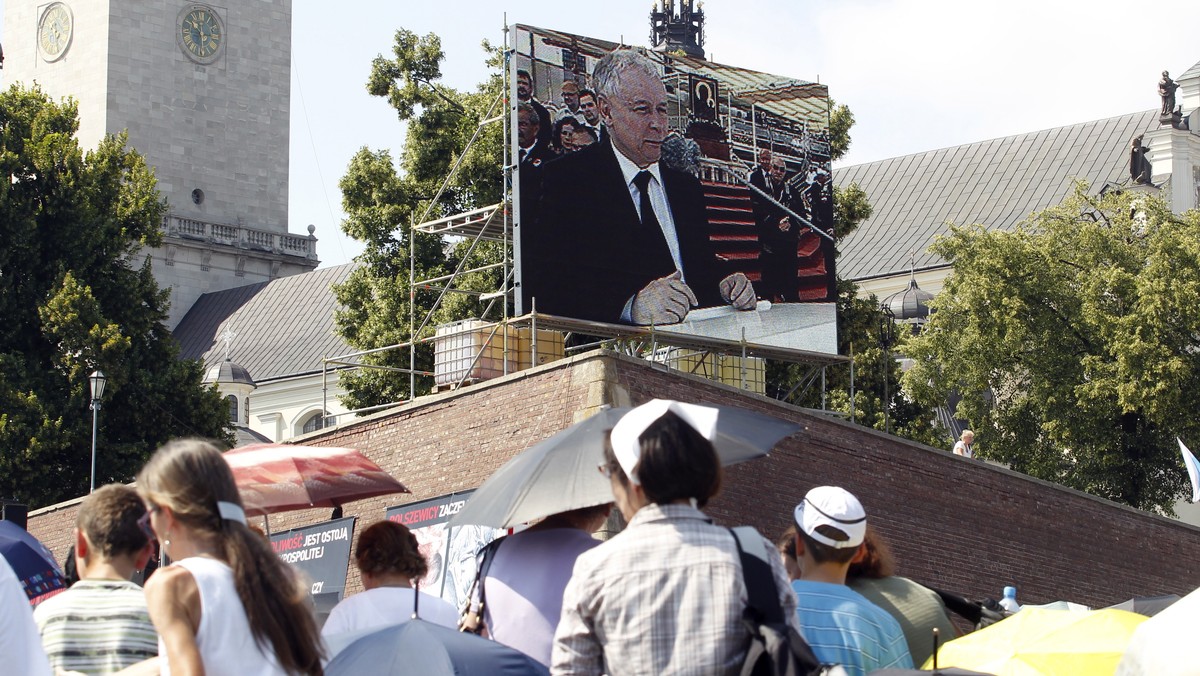 Dziś patriotów próbuje się wypychać z życia - mówił na Jasnej Górze Jarosław Kaczyński. Apelował o pamięć o polskiej historii, m.in. o katastrofie smoleńskiej. Jak mówił, prezydent Lech Kaczyński wiedział, jak zabiegać o Polskę - i za to go nienawidzono. Prezes PiS dziękował też za wsparcie mediów ojca Tadeusza Rydzyka za wspieranie prawdy o katastrofie smoleńskiej.