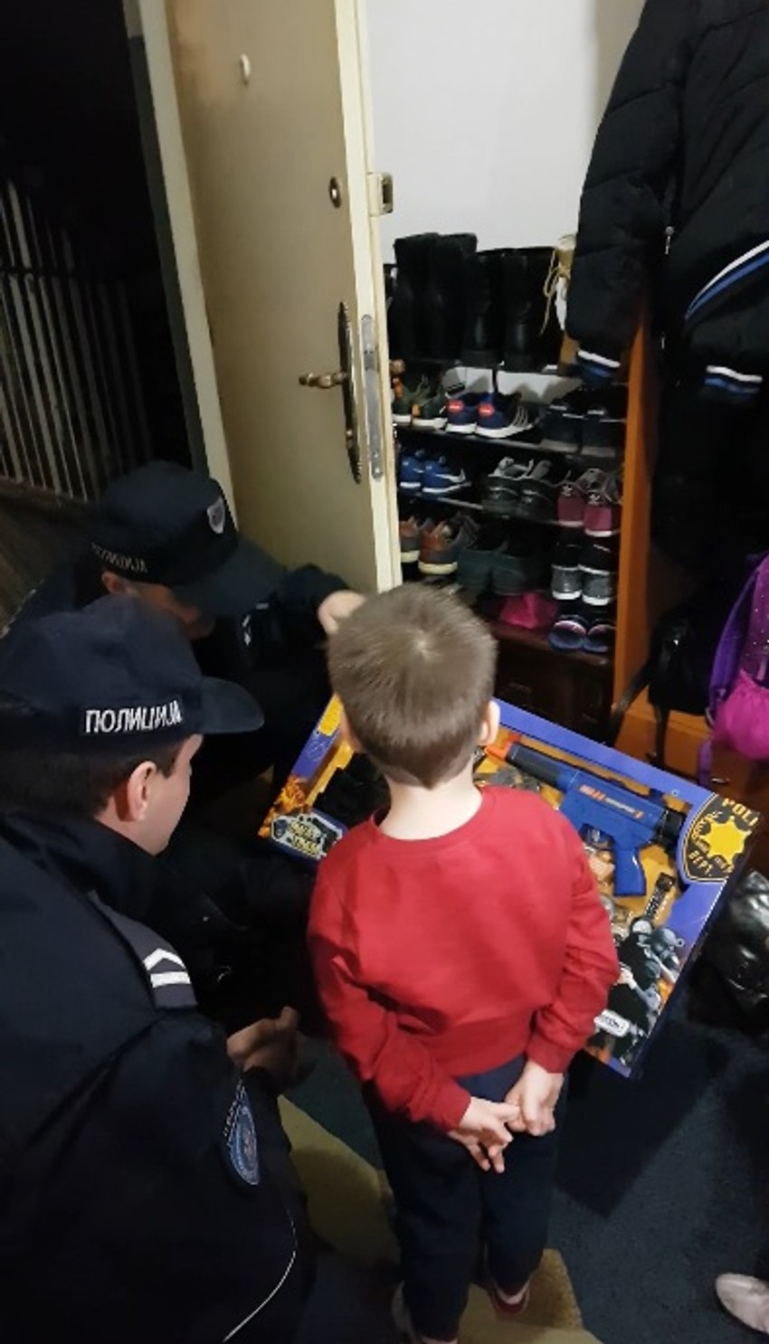 Kolege posmatraju poklon