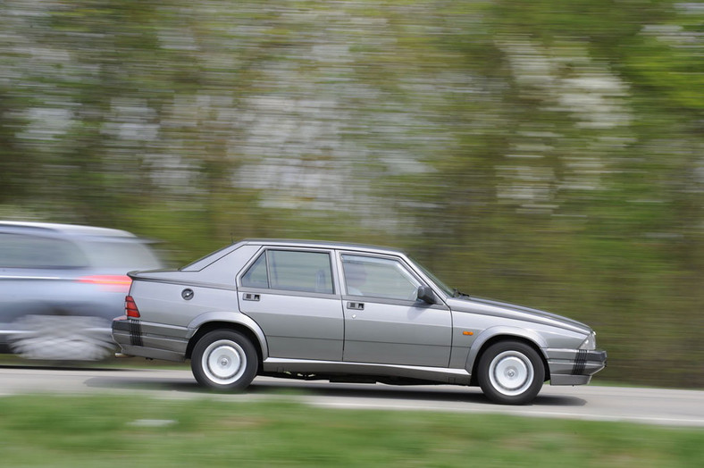 Alfa Romeo 75 - Jubileuszowy model z turbodopingiem