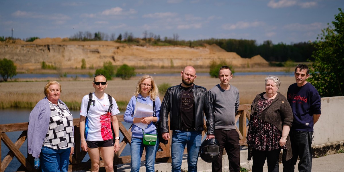 Mieszkancy protestuja przeciwko degradacji Zabich Dolow i usuniecie nasypu po kolei