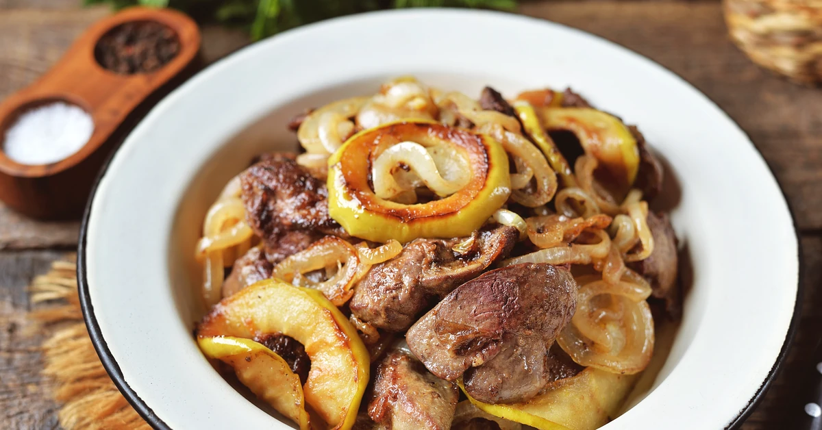 Pyszny obiad na czwartek. Podajemy przepis, Ty gotujesz. Wątróbka drobiowa z jabłkiem