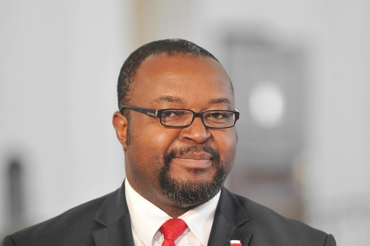 <b>John Godson</b>
<br>
<br>
Godson jest absolwentem Wydziału Rolnictwa Abia State University w Nigerii. Już w Polsce ukończył stosunki międzynarodowe, teraz robi doktorat. Polityk Polski Razem wykładał na kilku polskich uczelniach.
<br>
<br>
Co ciekawe, Godson był także duchownym Kościoła Bożego w Chrystusie i prowadził Misję Pielgrzym w Łodzi. W 2008 zawiesił działalność duszpasterską.