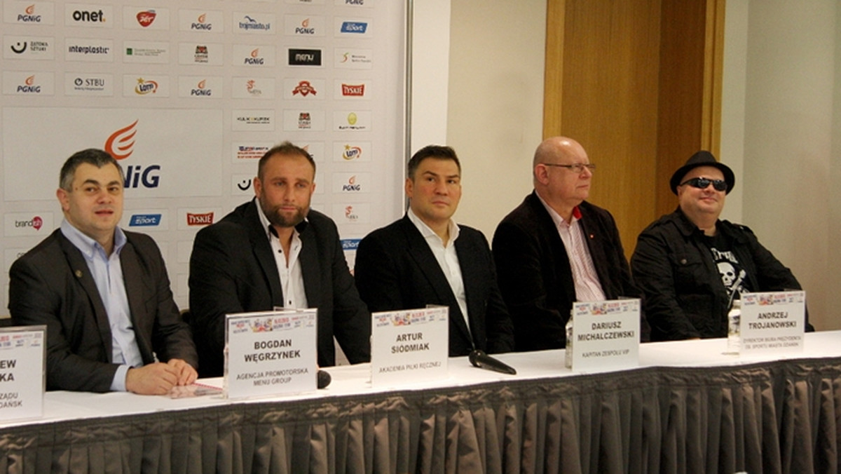 Były reprezentant Polski w piłce ręcznej Artur Siódmiak oficjalnie kończy karierę. Pożegnalny mecz wicemistrza świata z 2007 roku Polska - Reszta Świata odbędzie się 15 grudnia w sopocko-gdańskiej Ergo Arenie.